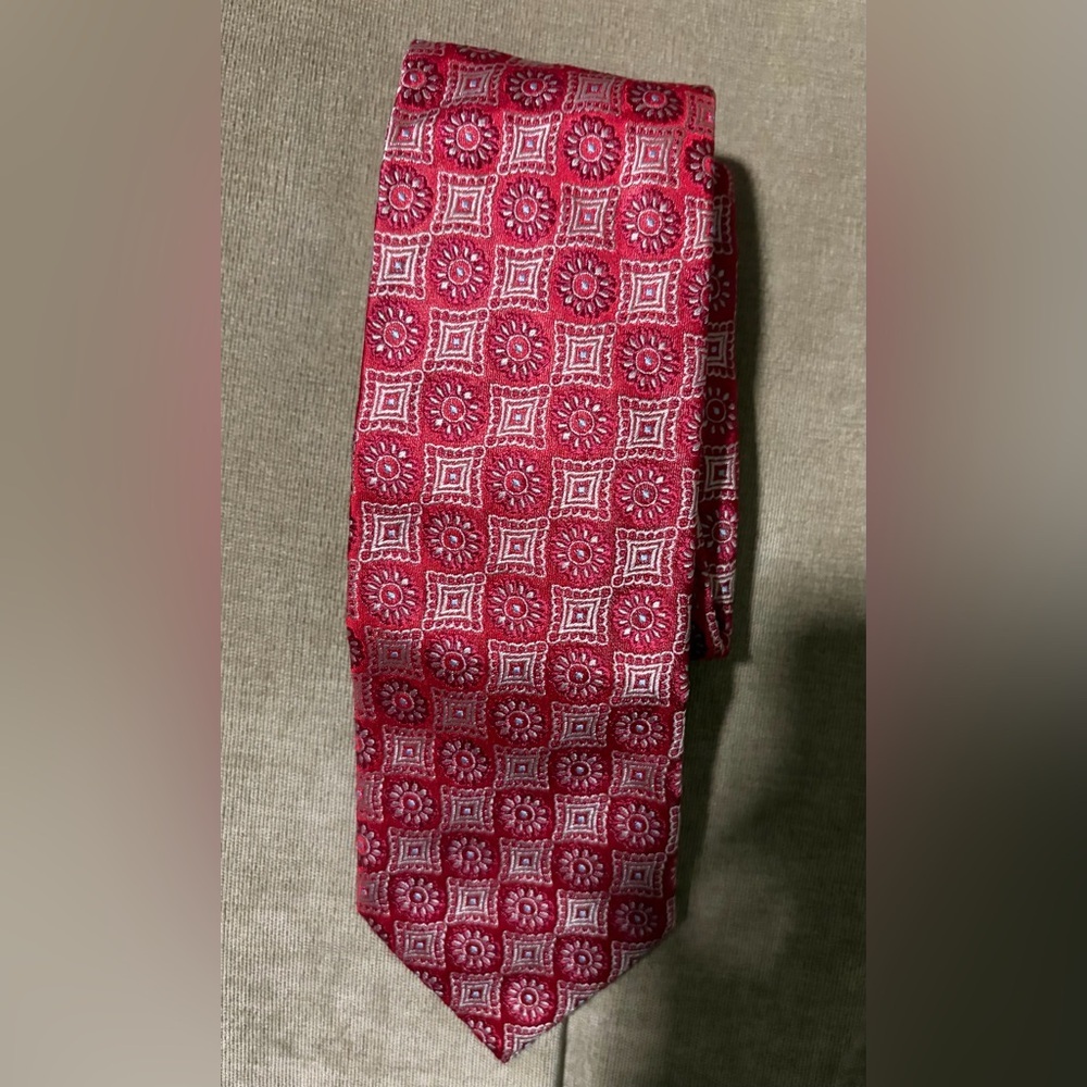 Hugo Boss Elegant Red Patterned Men's Tie - Picture 2 of 5